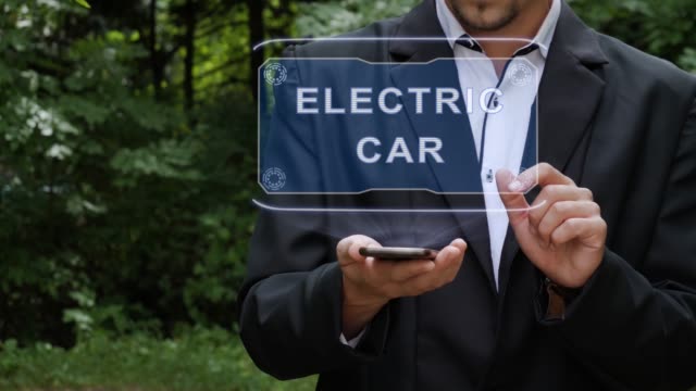 Geschäftsmann-verwendet-Hologramm-mit-Text-Elektroauto