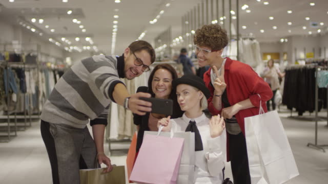 Vielfältige-Gruppe-von-Freunden,-die-Selfie-nach-dem-Einkaufen-machen