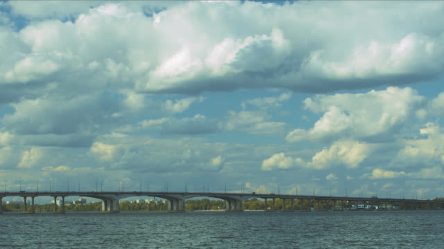 Automobilbrücke-über-den-Fluss
