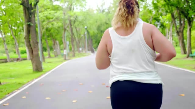 Large-build-young-woman-exercising-to-lose-weight-in-the-park