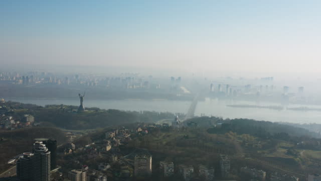 Luftaufnahme-über-Kiew-im-Nebel-4K-Ultra-HD
