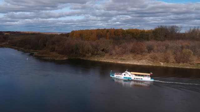 Vista-aérea:-El-barco-turístico-navega-por-el-río-Oka-cerca-de-Ryazan-en-otoño.