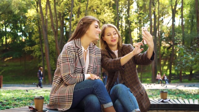Bloggers-using-smartphone-for-live-streaming-in-park