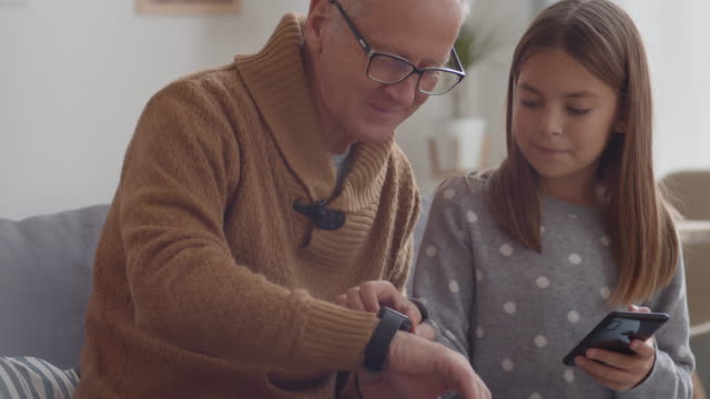 Älterer-Mann-Beherrscht-Gadgets-mit-Hilfe-von-Kid