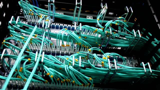 servidores-criptográficos-de-vista-trasera-conectados-con-cables-verdes