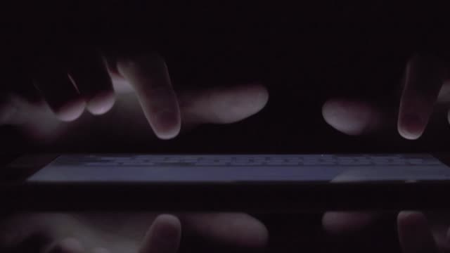 primer-dedo-tocando-la-pantalla-táctil-de-la-tableta-de-la-tableta