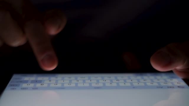 Hände-mit-digitalen-Tablet-Computer,-schreiben-auf-Tablet