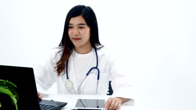 4K.-Online-ärztliche-Beratung.-Asiatische-Arzt-direkt-mit-der-Kamera-sprechen-online-Patienten-per-Videoanruf-zu-konsultieren,-einen-virtuellen-Video-Chat-mit-einem-kranken-Patienten-zu-tun.-Telemedizin-und-Telemedizin