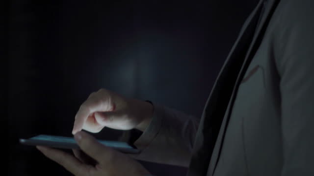 4K-Video-Nahaufnahme-Mann-Hand-in-Anzug-mit-Tablet-mit-schwarzem-Hintergrund.