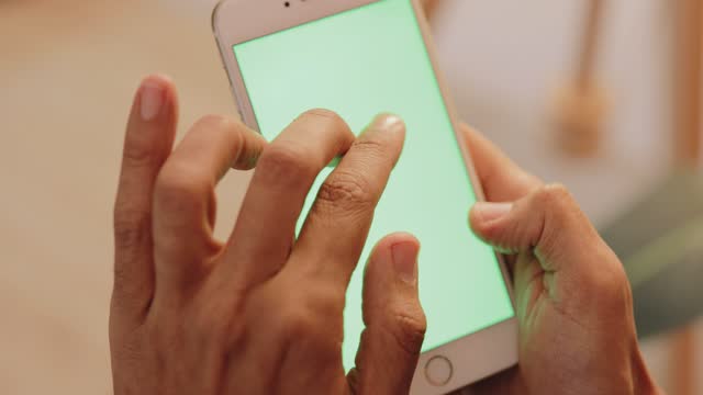 Junge-erwachsene-männliche-Scrollen-auf-einem-Smartphone-Display