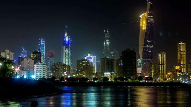 Noche-timelapse-Horizonte-con-rascacielos-en-la-ciudad-de-Kuwait-el-centro-de-la-ciudad-al-anochecer-iluminado.-La-ciudad-de-Kuwait,-Medio-Oriente