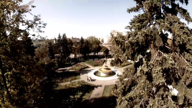 Vista-aérea-del-Parque-Gorky-de-Moscú-Central.-Multitud-de-personas-caminando-sobre-central-park-en-Moscú,-Rusia.-Banco-Río-de-Moscú,-parque-lleno-de-árboles-verdes-en-un-día-soleado-de-primavera.