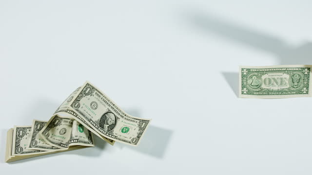 1-US-Dollar-Banknoten-fliegen-vor-weißen-Hintergrund,-Slow-Motion-4K