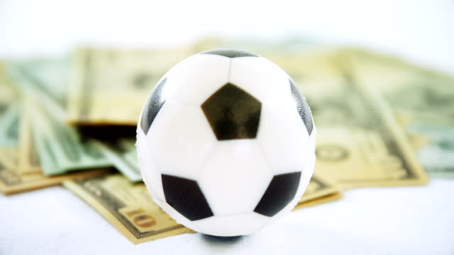 Fußball-und-Dollar-vor-weißem-Hintergrund-4k