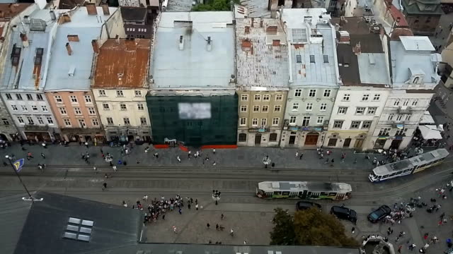 Vista-desde-el-pasillo-de-ciudad-en-el-movimiento-Pacífico-de-tranvías-por-calles-estrechas-de-Lviv