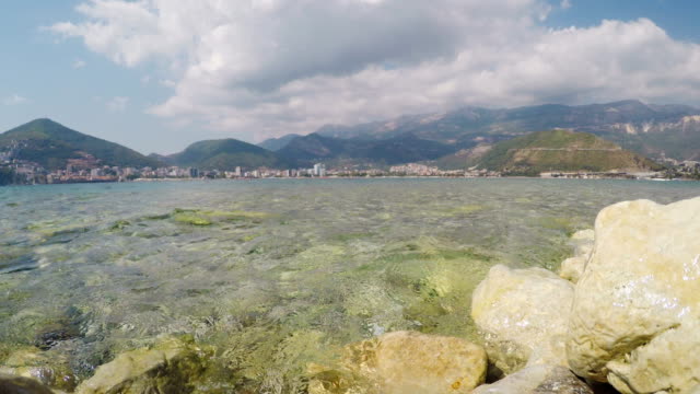 Vista-de-Budva-a-la-costa-de-la-isla-de-San-Nicolás-en-mar-Adriático