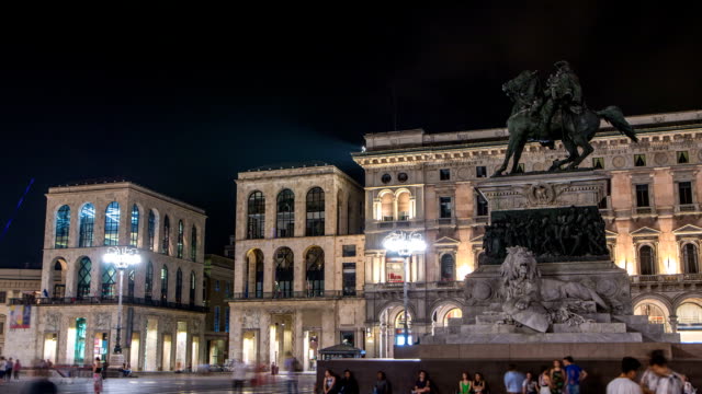 Vittorio-Emanuele-II-statue-at-Piazza-del-Duomo-timelapse-at-night.-Milan-in-Lombardy,-Italy