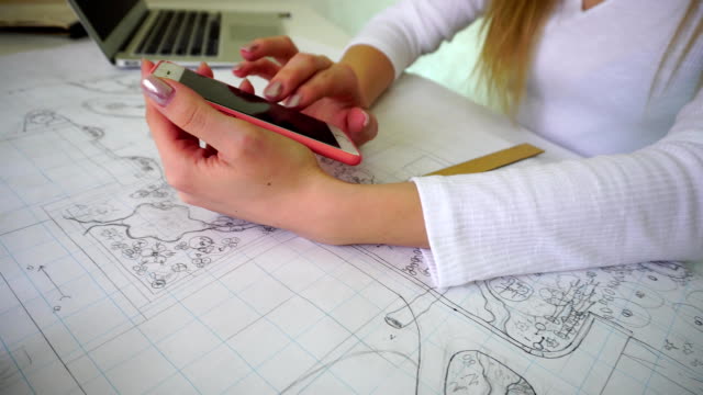 Student-sucht-soziales-Netzwerk-mit-Smartphone-während-der-Hausaufgaben