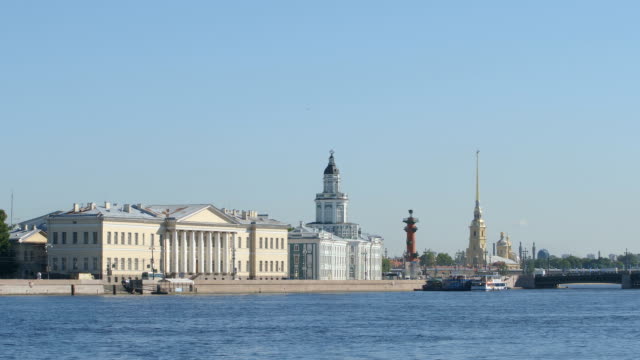 Blick-auf-den-Fluss-Newa,-die-Kunstkammer-im-Sommer---St-Petersburg,-Russland
