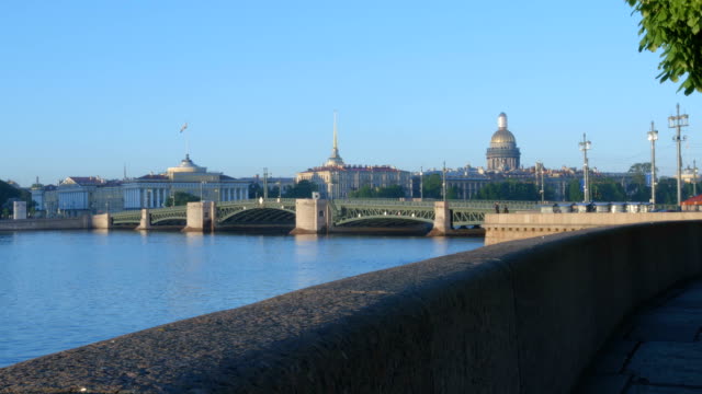 Puente-de-Palacio-y-el-río-Neva-en-la-madrugada---St-Petersburg,-Rusia