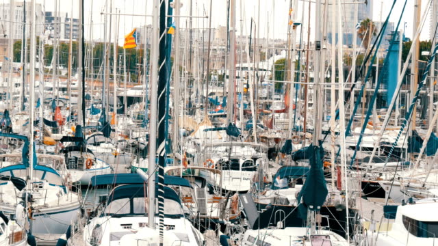 Viele-schöne-weiße-stilvolle-Yachten-vor-Anker-im-Hafen-oder-Bucht-in-Barcelona