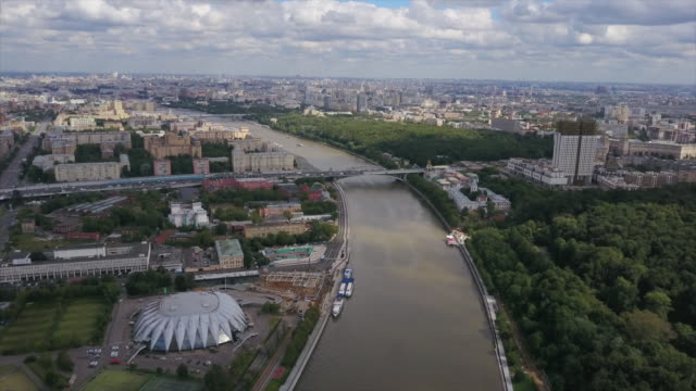 Russlands-sonniger-Tag-Moskau-Fluss-Stadtbild-Luzniki-komplexe-aerial-Panorama-4k