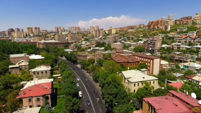 Sonniger-Tag-in-Yerevan-Stadt,-Luftaufnahme-von-alten-Gebäuden-und-Straßen,-Stadtansicht