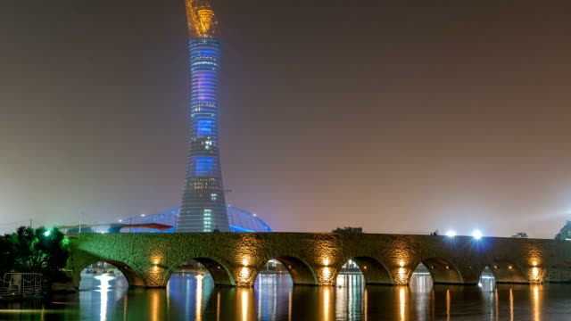 Die-Aspire-Tower-oder-Fackel-Hotel-Zeitraffer-in-Doha-Sports-City-in-der-Nacht.-Doha,-Katar,-Nahost