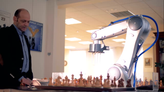 Emulador-de-juegos-innovadores,-robot-jugando-al-ajedrez-con-un-humano.-Concepto-robótico-futuro.