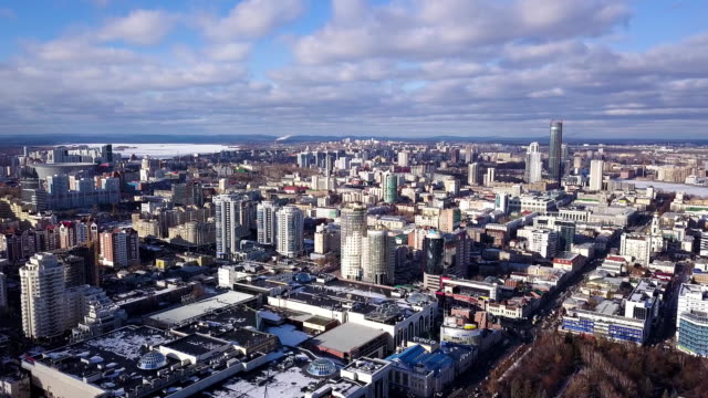 Erstaunliche-Stadtansicht.-Blick-auf-die-Stadt-mit-Gebäuden-und-blauer-Himmelshintergrund.-Luftaufnahme-der-Stadt.-Blick-aus-der-Vogelperspektive
