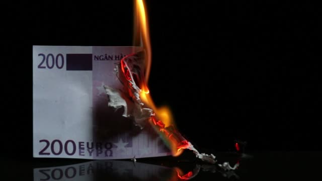 Euro-Schein-in-Flammen.-Europäisches-Geld-verbrennen-auf-schwarzem-Hintergrund.