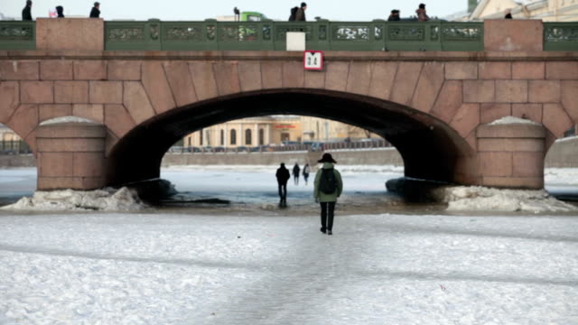 Die-Menschen-gehen-im-Eis-des-Flusses