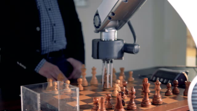 Juego-de-ajedrez-entre-un-humano-y-una-inteligencia-artificial.