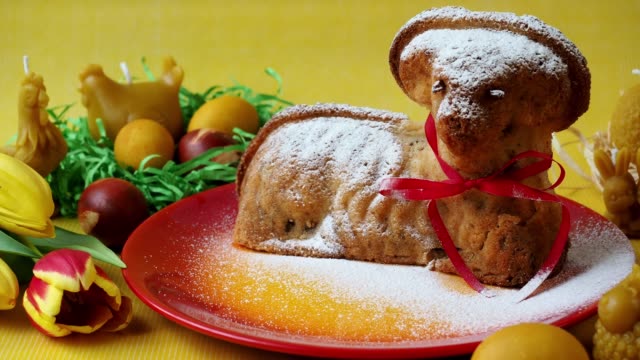 Traditional-easter-lamb-cake-sprinkled-with-sugar.-Easter-decoration