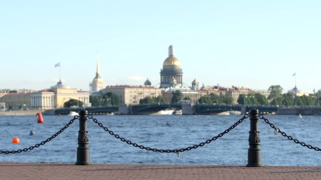 Terraplén-del-río-Neva-en-el-Ministerio-de-Marina-y-de-Isaac-fondo-Catedral---San-Petersburgo,-Rusia
