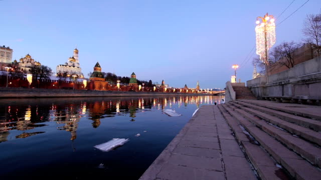 Vista-del-río-Moskva-y-el-Kremlin-(de-noche),-Moscú,-Rusia---la-vista-más-popular-de-Moscú
