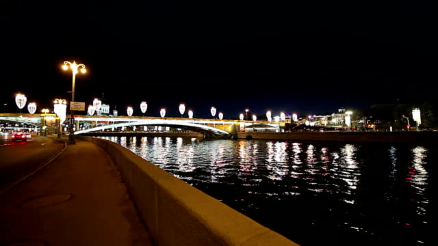 Blick-auf-den-Fluss-Moskwa-und-den-Kreml-(nachts),-Moskau,-Russland---die-beliebtesten-Ansicht-von-Moskau