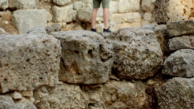 Ein-Reisender-schießt-Videomaterial-in-den-Ruinen-der-antiken-Stadt