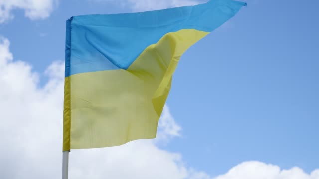 Bandera-de-Ucrania-sobre-fondo-de-cielo-azul