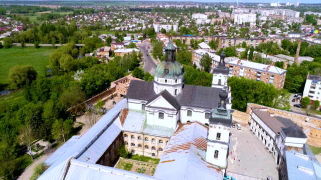 Luftaufnahme-des-Klosters-von-nackten-Karmeliten-in-Berdichev,-Ukraine.-Das-Stadtbild-von-der-Stadt-Berdichev-aus-der-Vogelperspektive.