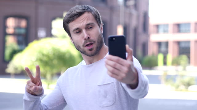 Porträt-von-gut-aussehender-Mann-nehmen-Selfie-auf-Handy