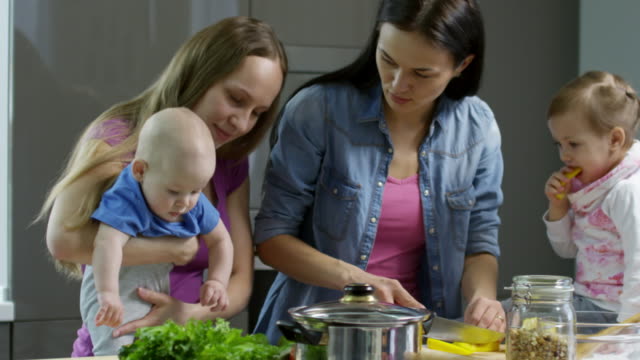 Familie-machen-glücklich-LGBT-Salat