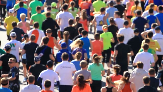Maratón-ciudad-de-corredores-personas