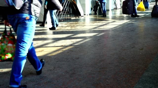 Menschen-am-Bahnhof-in-Kiew.-Ausgang-zum-Plattformen.
