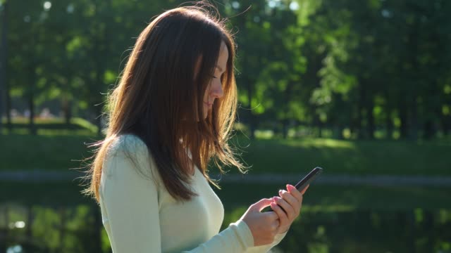 Retrato-de-cara-medio-de-mensajes-de-texto-de-mujer-en-smartphone