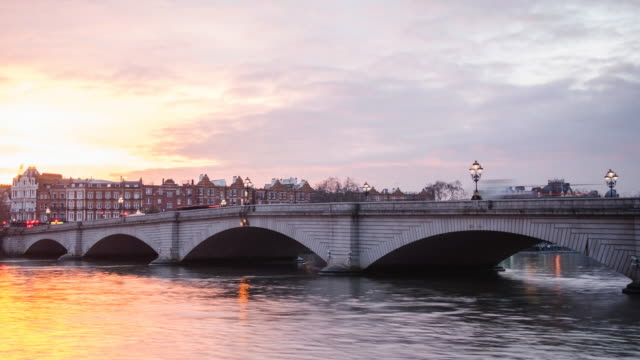 Time-lapse-of-Putney-Bridge-in-West-London,-UK
