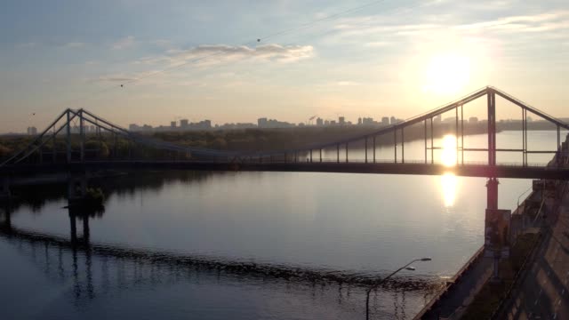 Aerial-shooting-Fußgänger-Brücke-von-Kiew-auf-Sonnenaufgang.-Sommermorgen-in-Kiew-Dniepeer-Fluss.-Ukraine.-Europäische-Stadt