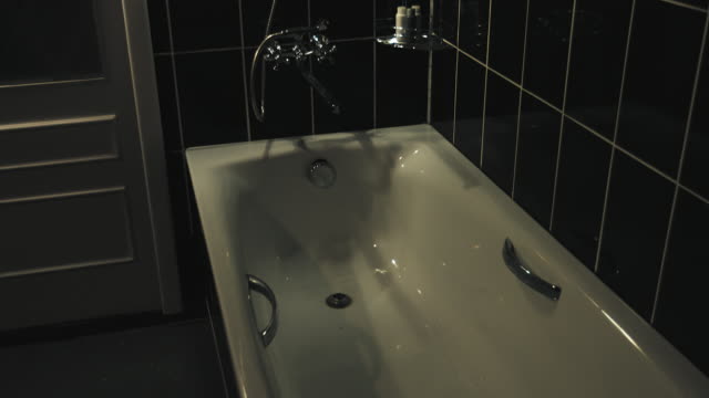 Moderne-schwarze-Bad