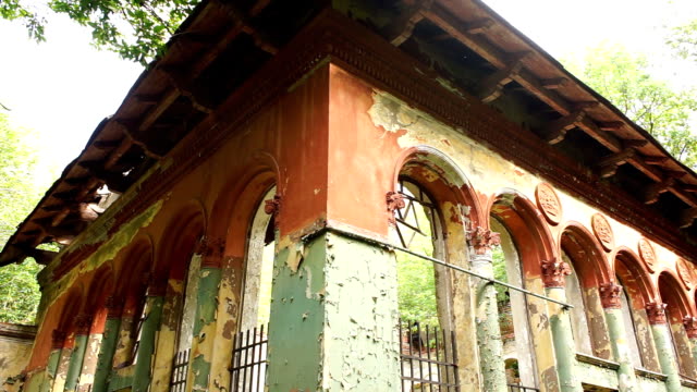 Alten-zerstörten-Gebäude-im-park