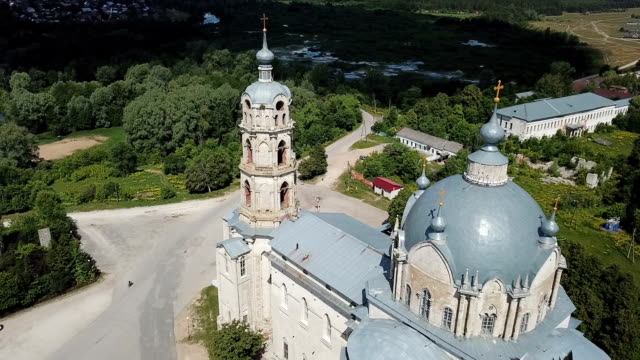 Glockenturm-und-Kuppel-der-Kirche-der-Heiligen-Dreifaltigkeit-in-Gus-Zhelezny